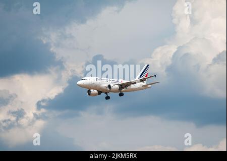 31.07.2022, Berlino, Germania, Europa - un aereo Air France Airbus A318-100 passeggeri si avvicina all'aeroporto di Berlino Brandeburgo BER per l'atterraggio. Foto Stock