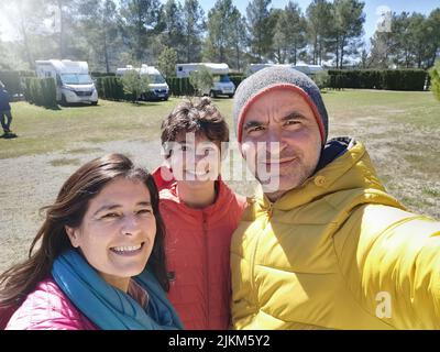 La famiglia si diverse a campeggiare con camper e camper Foto Stock