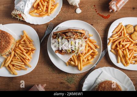 Vari piatti fast food. Pita, hamburger e pepite. Foto Stock