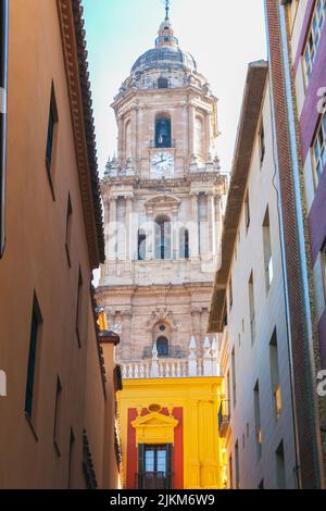 Uno scatto verticale della parte della cattedrale di Malaga da uno stretto vicolo Foto Stock
