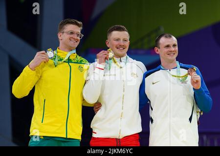 Ross Murdoch in Scozia con la medaglia di bronzo (destra), Sam Williamson in Australia con la medaglia d'argento (sinistra) e Adam Peaty in Inghilterra con la medaglia d'oro dopo la finale degli uomini del 50m al Sandwell Aquatics Center il quinto giorno dei Giochi del Commonwealth di Birmingham del 2022. Data foto: Martedì 2 agosto 2022. Foto Stock