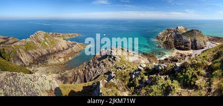 Vista panoramica delle spettacolari scogliere di arenaria di Capo Erquy e del mare smeraldo. Foto Stock