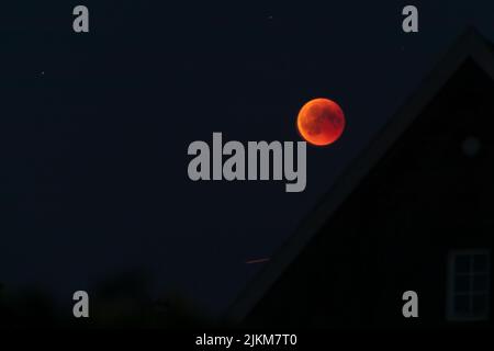 luna di sangue rosso nelle tenebre dell'elipse lunare della notte Foto Stock