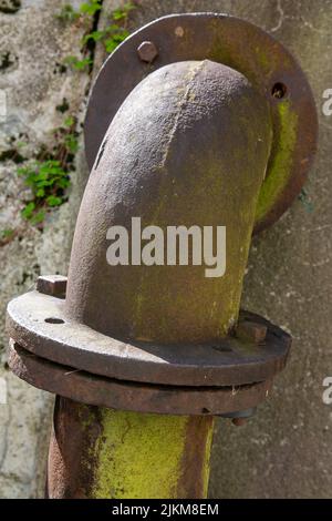 Vecchio tubo industriale arrugginito in ferro da esterno Foto Stock