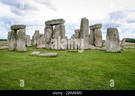 Un bellissimo scatto del monumento storico di Stonehenge sulle pianure di Salisbury, Regno Unito, con cielo nuvoloso blu Foto Stock