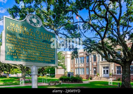 Di fronte al Mary C. o’Keefe Cultural Arts Center, 31 luglio 2022, ad Ocean Springs, Mississippi, si trova un indicatore storico. Foto Stock