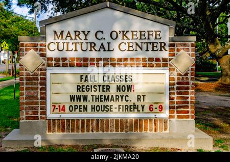 Un cartello pubblicizza le classi autunnali presso il Mary C. o’Keefe Cultural Arts Center, 31 luglio 2022, ad Ocean Springs, Mississippi. Foto Stock