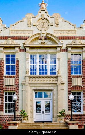 Il Mary C. o’Keefe Cultural Arts Center è raffigurato, il 31 luglio 2022, a Ocean Springs, Mississippi. Il centro artistico è stato costruito nel 1927. Foto Stock