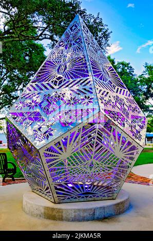 “Poly Illumination”, una scultura, è esposta al Mary C. o’Keefe Cultural Arts Center, 31 luglio 2022, ad Ocean Springs, Mississippi. Foto Stock