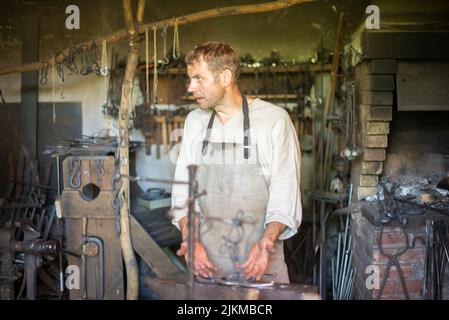 Un selettivo di un fabbro che lavora in un fabbro Foto Stock