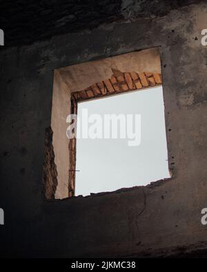 Il cielo bianco come visto attraverso una finestra aperta di un edificio ornadonato Foto Stock