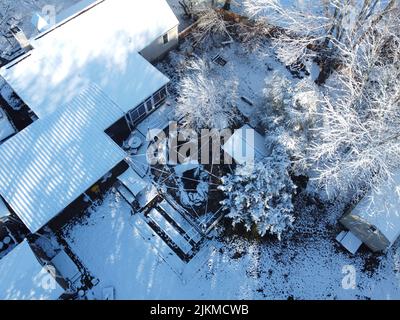 Una vista aerea di case coperte di neve e alberi Foto Stock