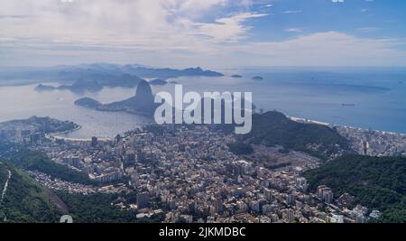 Una vista aerea panoramica del centro di Rio de Janeiro, Brasile con il Pan di zucchero Foto Stock