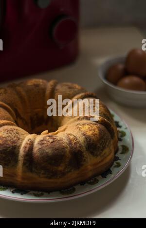 Un colpo verticale di una torta di marmo fatta in casa appena sfornata Foto Stock