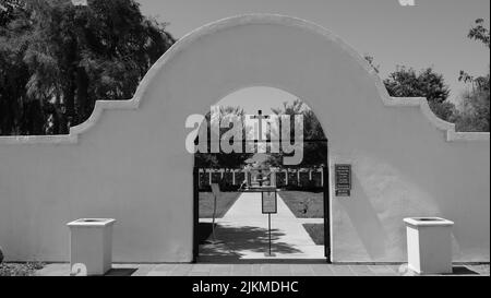 Un'immagine in scala di grigi dell'ingresso al cimitero Missione San Luis Rey in California Foto Stock