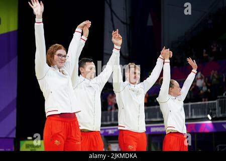 Alicia Wilson, Greg Butler, Edward Mildred e Abbie Wood in Inghilterra hanno fatto l'onda agli spettatori dopo la finale mista Medley Relay 4 x 100m al Sandwell Aquatics Center il quinto giorno dei Giochi del Commonwealth 2022 a Birmingham. Data foto: Martedì 2 agosto 2022. Foto Stock