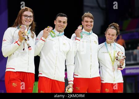 Alicia Wilson, Greg Butler, Edward Mildred e Abbie Wood in Inghilterra con le loro medaglie di bronzo dopo la finale mista Medley Relay 4 x 100m al Sandwell Aquatics Center il quinto giorno dei Giochi del Commonwealth 2022 a Birmingham. Data foto: Martedì 2 agosto 2022. Foto Stock