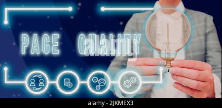 Segnale che visualizza la qualità della pagina. Foto concettuale efficacia di un sito web in termini di aspetto e funzione Donna con Una lampadina immagine in A Foto Stock