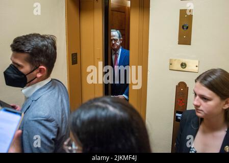 Washington, Vereinigte Staaten. 02nd ago 2022. Il senatore degli Stati Uniti Pat Toomey (repubblicano della Pennsylvania) parla con i giornalisti mentre salite a bordo di un ascensore nel seminterrato del Campidoglio degli Stati Uniti a Washington, DC, martedì 2 agosto 2022. Credit: Rod Lammey/CNP/dpa/Alamy Live News Foto Stock