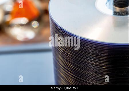 Focalizzazione selettiva su una custodia di CD compact disc utilizzati per la memorizzazione di supporti elettronici. Foto Stock