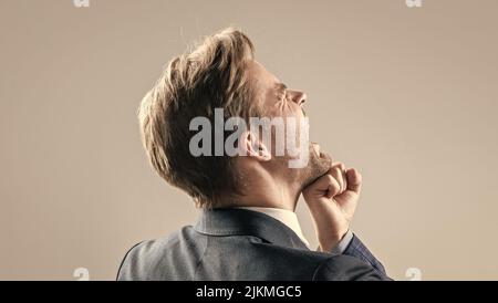 L'uomo mediatore professionista prende il pugno colpito in faccia durante la lotta sfondo grigio, punch Foto Stock