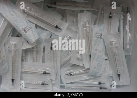Un primo piano di un gruppo di siringhe per iniezione mediche nella scatola Foto Stock