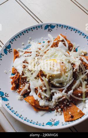 colazione messicana al peperoncino rojos su piatto floreale blu e bianco Foto Stock