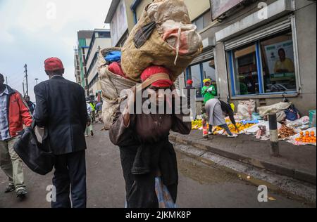 Nairobi, Kenya. 2nd ago 2022. I pedoni passano accanto ai falchi che vendono i loro prodotti per le strade del quartiere centrale degli affari di Nairobi in Kenya. La maggior parte delle scuole keniote erano state chiuse il 2 agosto 2022 per una breve vacanza di medio periodo in seguito ad un ordine del professore del Segretario del Gabinetto dell'Istruzione (CS) George Magoha di creare abbastanza tempo di preparazione per le elezioni generali del 9 agosto 2022 in Kenya. (Credit Image: © Donwilson Odhiambo/ZUMA Press Wire) Foto Stock