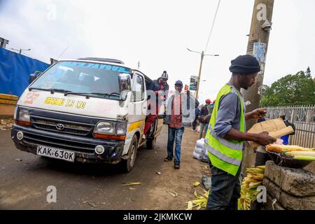 Nairobi, Kenya. 2nd ago 2022. I pedoni passano i falchi che vendono i loro prodotti per le strade del quartiere Centrale degli Affari di Nairobi in Kenya. La maggior parte delle scuole keniote erano state chiuse il 2 agosto 2022 per una breve vacanza di medio periodo in seguito ad un ordine del professore del Segretario del Gabinetto dell'Istruzione (CS) George Magoha di creare abbastanza tempo di preparazione per le elezioni generali del 9 agosto 2022 in Kenya. (Credit Image: © Donwilson Odhiambo/ZUMA Press Wire) Foto Stock