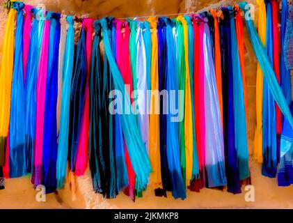 Un primo piano di tessuti colorati appesi su una corda Foto Stock