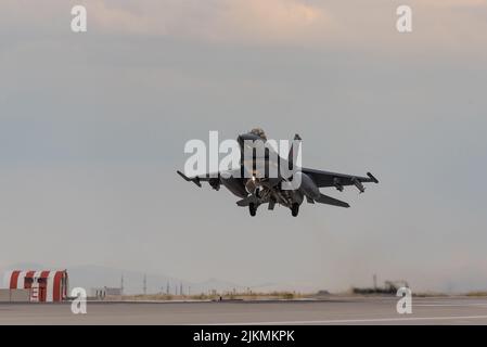 Konya, Turchia - 06.30.2022: Diversi F-16s dell'Aeronautica Turca e diverse altre forze aeree alleate si riuniscono per un esercizio militare noto come Anatoliano Foto Stock