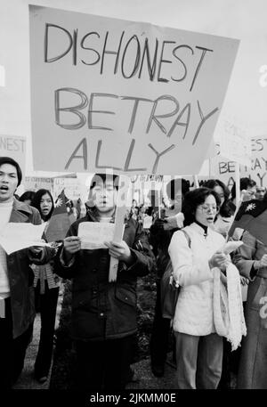 La presenza di carter in pianura attira proteste taiwanesi 24 dicembre 1978 i cinesi nazionalisti sono stati scatenati oggi in pianura. (Pianure, Georgia) circa 400 cantanti, gli americani taiwanesi portatori di bandiere marciarono al centro della città natale del presidente Jimmy carter per protestare contro il riconoscimento diplomatico americano della Repubblica popolare Cinese mentre il presidente era a casa sua quattro isolati di distanza. Ken Hawkins foto. Foto Stock