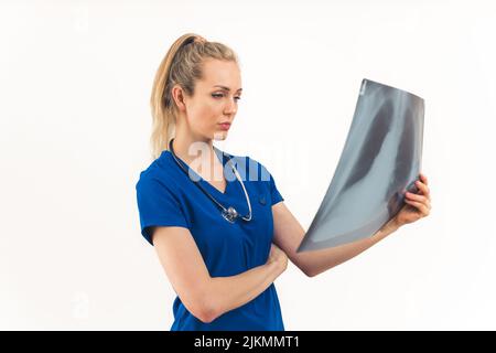 Infermiere che guarda una scansione polmonare - closeup isolato. Foto di alta qualità Foto Stock