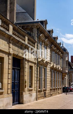 Uno scatto verticale di splendidi dettagli architettonici di un edificio storico a Digione. Francia. Foto Stock