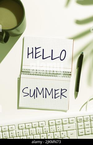 Cartello con la scritta Hello Summer, Business Approach accogliere la stagione più calda dell'anno arriva dopo la primavera notebook con nuove idee su entrambi i lati su D. Foto Stock