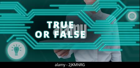 Didascalia testo che presenta vero o Falso. Panoramica aziendale decidere tra un fatto o dire una bugia dubbio confusione Businesswoman con Tablet Presenting Foto Stock