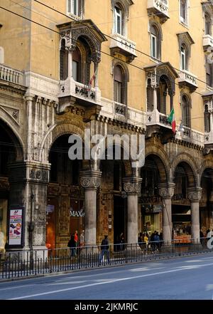 Genova è una delle città più interessanti, particolari e belle d'Europa, spremuta tra i monti liguri e il mare blu celeste. Foto Stock