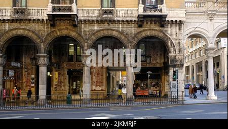 Genova è una delle città più interessanti, particolari e belle d'Europa, spremuta tra i monti liguri e il mare blu celeste. Foto Stock