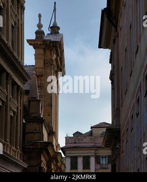 Genova è una delle città più interessanti, particolari e belle d'Europa, spremuta tra i monti liguri e il mare blu celeste. Foto Stock