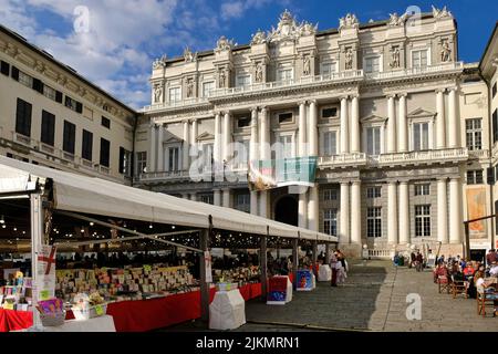 Genova è una delle città più interessanti, particolari e belle d'Europa, spremuta tra i monti liguri e il mare blu celeste. Foto Stock