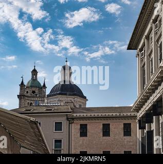 Genova è una delle città più interessanti, particolari e belle d'Europa, spremuta tra i monti liguri e il mare blu celeste. Foto Stock