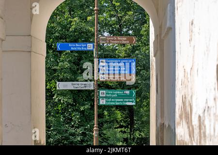 VRSAC, Serbia, 20 giugno 2020. Cartelli turistici per alcune destinazioni nella città di Vrsac, stub si trova vicino alla cosiddetta piccola chiesa sulla hil Foto Stock