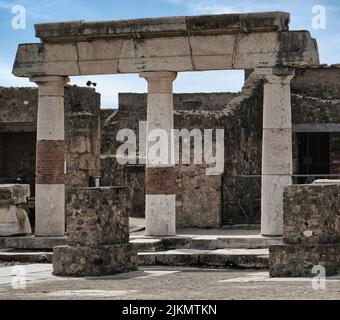 La Basilica, fu l'edificio più sontuoso del Foro di Pompei, e il suo spazio fu utilizzato per svolgere attività e per l'amministrazione della giustizia. Foto Stock