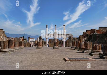 La Basilica, fu l'edificio più sontuoso del Foro di Pompei, e il suo spazio fu utilizzato per svolgere attività e per l'amministrazione della giustizia. Foto Stock