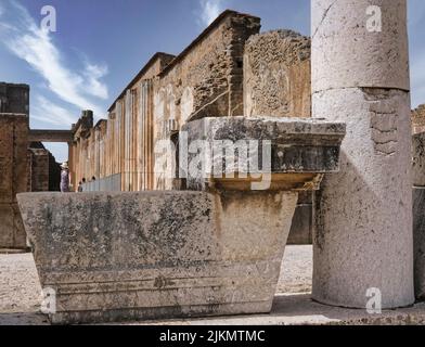 La Basilica, fu l'edificio più sontuoso del Foro di Pompei, e il suo spazio fu utilizzato per svolgere attività e per l'amministrazione della giustizia. Foto Stock