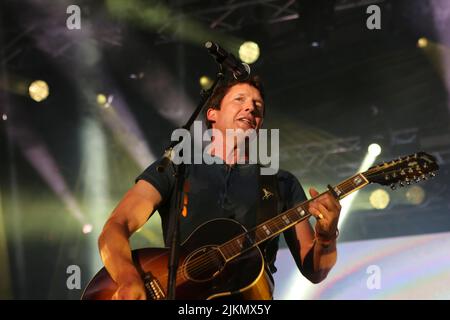 CORUNA, SPAGNA - 1 AGOSTO 2022: James Blunt, suona dal vivo in concerto in piazza Maria Pita, il 1 agosto 2022, a Coruna, Spagna. Foto Stock