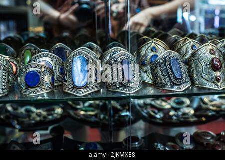 Un primo piano di splendidi anelli gotici Foto Stock