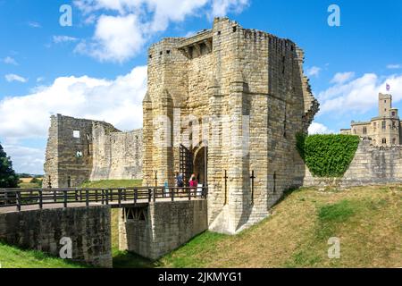 Ingresso al Castello di Warkworth, Warkworth, Northumberland, Inghilterra, Regno Unito, risalente al 12th secolo Foto Stock