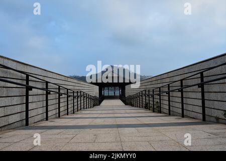 Una splendida vista di un passaggio pedonale per il Black Pier a Stanley, Hong Kong Foto Stock