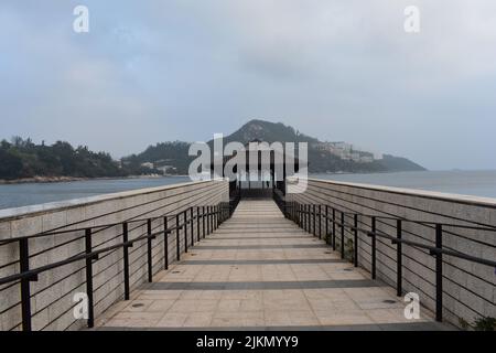 Una vista panoramica di un passaggio pedonale al Molo Nero a Stanley, Hong Kong Foto Stock